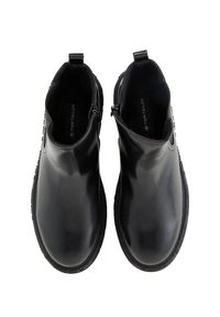 Bottes noires à la cheville en cuir lisse, avec un bout arrondi, des zips latéraux et des semelles en caoutchouc texturé pour une meilleure adhérence.