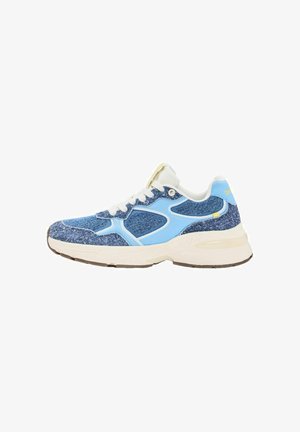Blaue und hellblaue Sneaker mit weißen Schnürsenkeln, klobiger beiger Sohle und textilem Obermaterial, das Denim- und Mesh-Strukturen zeigt.