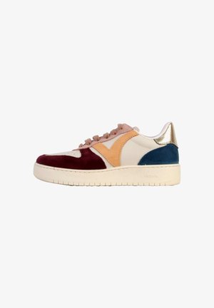 Sneaker multicolore realizzato in suede e pelle. Predominantemente bianco con accenti bordeaux, pesca e blu, e un tallone metallico.