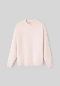 Pull tricoté rose clair avec un col rond, des manches longues et des poignets et un ourlet côtelés. Texture douce avec une coupe décontractée.