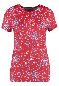 Camiseta corta roja de mangas cortas, hecha de tejido suave, con un estampado floral de flores azules y blancas, cuello redondo y corte estándar.