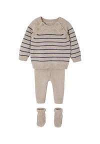 Beiges Strickset bestehend aus einem gestreiften Pullover mit Knöpfen, passenden Hosen und strukturierten Stiefeln. Besteht aus einem gemütlichen, weichen Material.