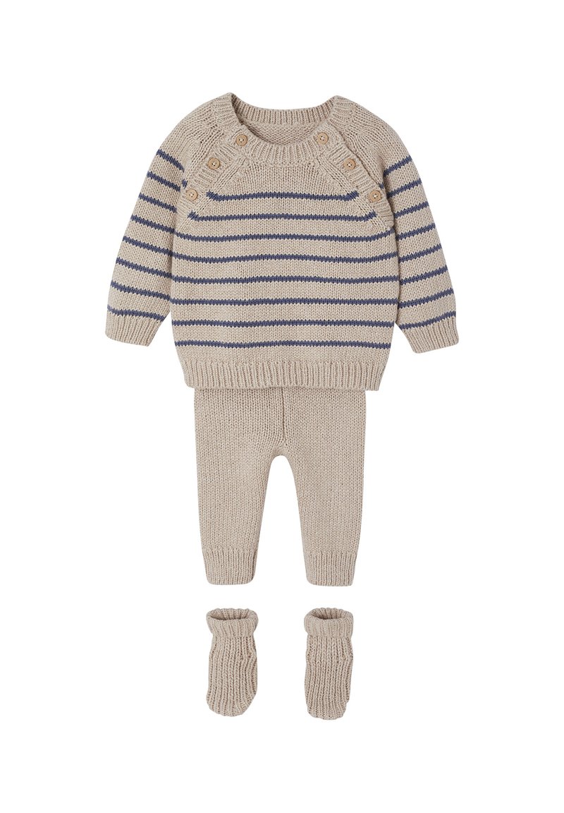 Beiges Strickset bestehend aus einem gestreiften Pullover mit Knöpfen, passenden Hosen und strukturierten Stiefeln. Besteht aus einem gemütlichen, weichen Material.