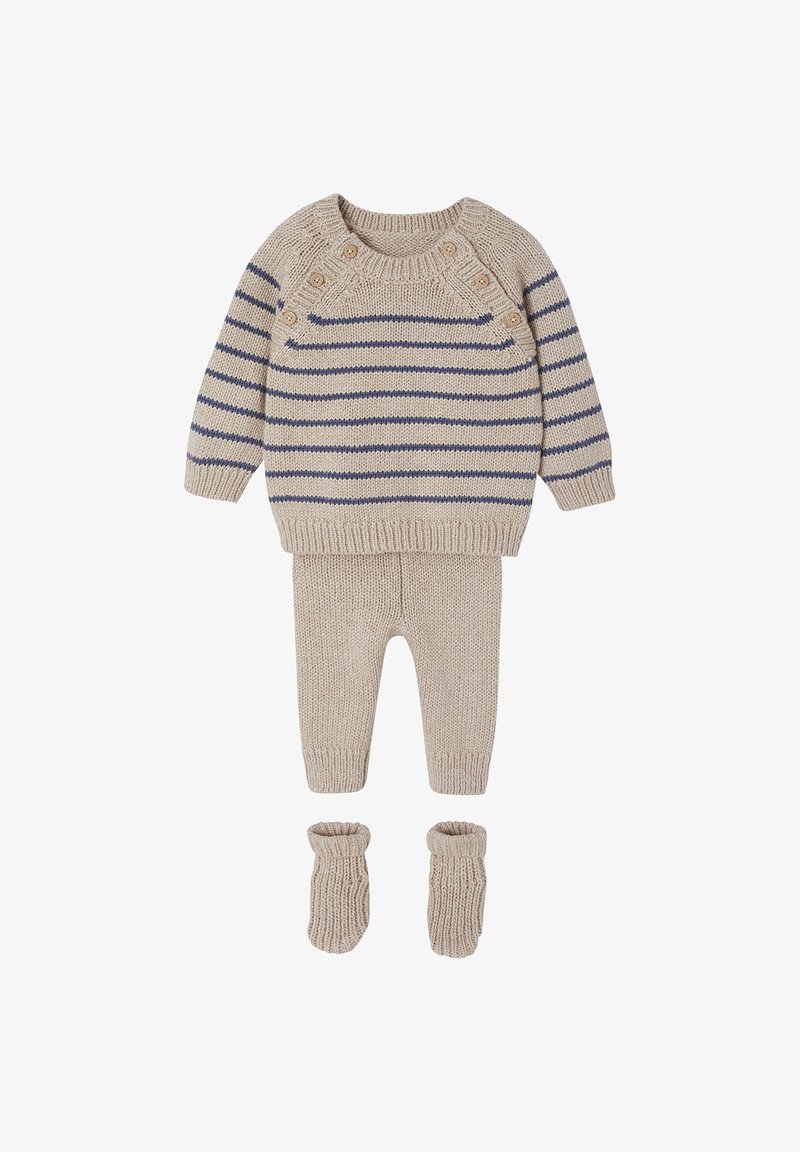 Beiges Strickset bestehend aus einem gestreiften Pullover mit Knöpfen, passenden Hosen und strukturierten Stiefeln. Besteht aus einem gemütlichen, weichen Material.