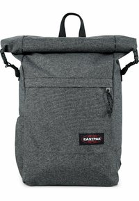 Zaino grigio con chiusura a rotolo realizzato in tessuto testurizzato, dotato di tasca frontale con zipper, spallacci regolabili e maniglia superiore per il trasporto.
