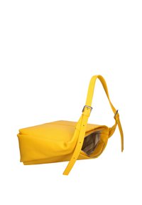 Borsa a mano gialla in pelle con superficie texture, tracolla regolabile e apertura superiore che rivela un interno beige. Forma quadrata con bordi morbidi.