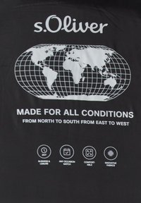 s.Oliver-logo boven een wereldkaart met de tekst "Gemaakt voor alle omstandigheden van noord naar zuid, oost naar west" en iconen voor zaken, gelegenheden, comfort, stoffen.