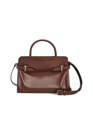 Braune Lederhandtasche mit strukturiertem Design, zwei oberen Griffen, einem abnehmbaren Schulterriemen und silberfarbenen Metallakzenten.