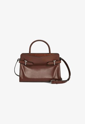 Bolso de mano de cuero marrón con un diseño estructurado, dos asas superiores, una correa de hombro desmontable y detalles en metal plateado.