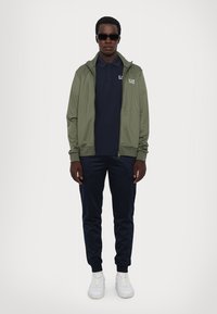 EA7 Emporio Armani TRAIN CORE SUIT - Treningas - green/blue