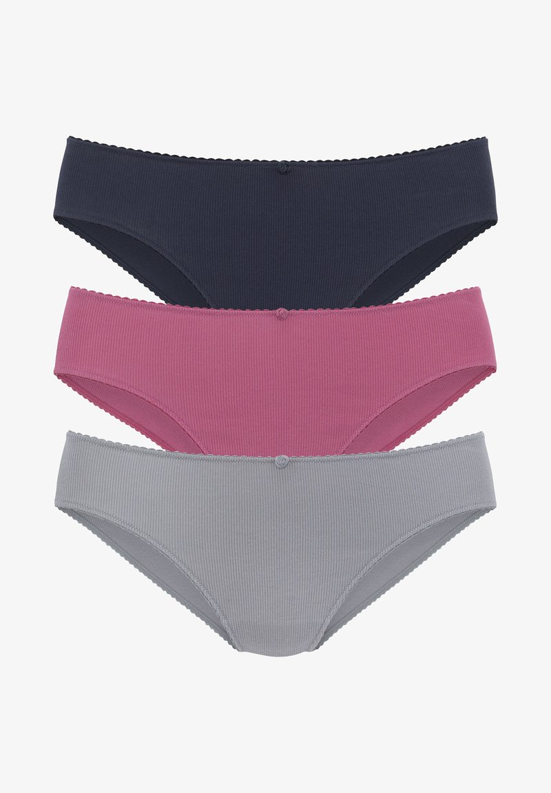 Tre paia di mutande a coste in blu navy, rosa e grigio. Ognuna presenta un girovita ondulato e un piccolo dettaglio con un bottone sul retro.