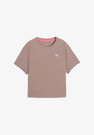 Lys mauve kortermet Puma T-skjorte med rund hals og liten hvit Puma-logo på venstre bryst, rosa detalj på innsiden av kragen.