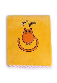 Gelbe Fleece-Decke mit einem Design eines orangefarbenen Katers. Über der Katze steht in schwarzer Schrift "yum yum". Die Ränder haben ein gestreiftes lila und weißes Muster.