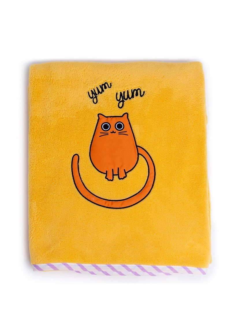 Gelbe Fleece-Decke mit einem Design eines orangefarbenen Katers. Über der Katze steht in schwarzer Schrift "yum yum". Die Ränder haben ein gestreiftes lila und weißes Muster.