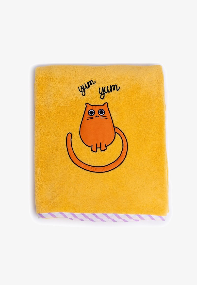 Gelbe Fleece-Decke mit einem Design eines orangefarbenen Katers. Über der Katze steht in schwarzer Schrift "yum yum". Die Ränder haben ein gestreiftes lila und weißes Muster.