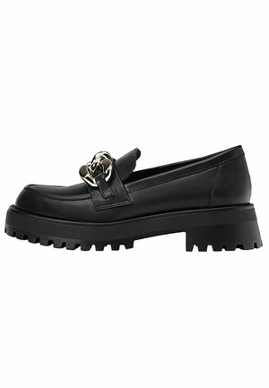 Schwarze Leder-Loafer mit breiter, strukturierter Sohle, verziert mit einem silbernen Zierakzent auf dem Spann und einer glatten Oberfläche.