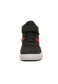 Sneaker alta nera con accenti rossi, tomaia texture, suola in gomma bianca, lacci neri e una cinghia in Velcro attorno alla caviglia.