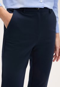 Motivi IN PUNTO MILANO - Chino - blu