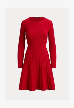 Κόκκινο πλεκτό φόρεμα με ριμπ υφή και μακριά μανίκια, με εφαρμοστό πάνω μέρος και φούστα με πιέτες. Απλός στρογγυλός λαιμός και μονόχρωμο.