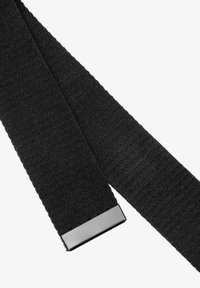 Czarny pleciony pasek o teksturowanej powierzchni z prostokątną, srebrną metalową klamrą. Pasek ma płaski design i jest regulowany.