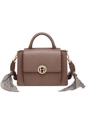 Brązowa skórzana torebka z górnym uchwytem, złotym okrągłym zapięciem, odpinanym paskiem na ramię i dekoracyjnym apaszką wiązaną na końcach paska.