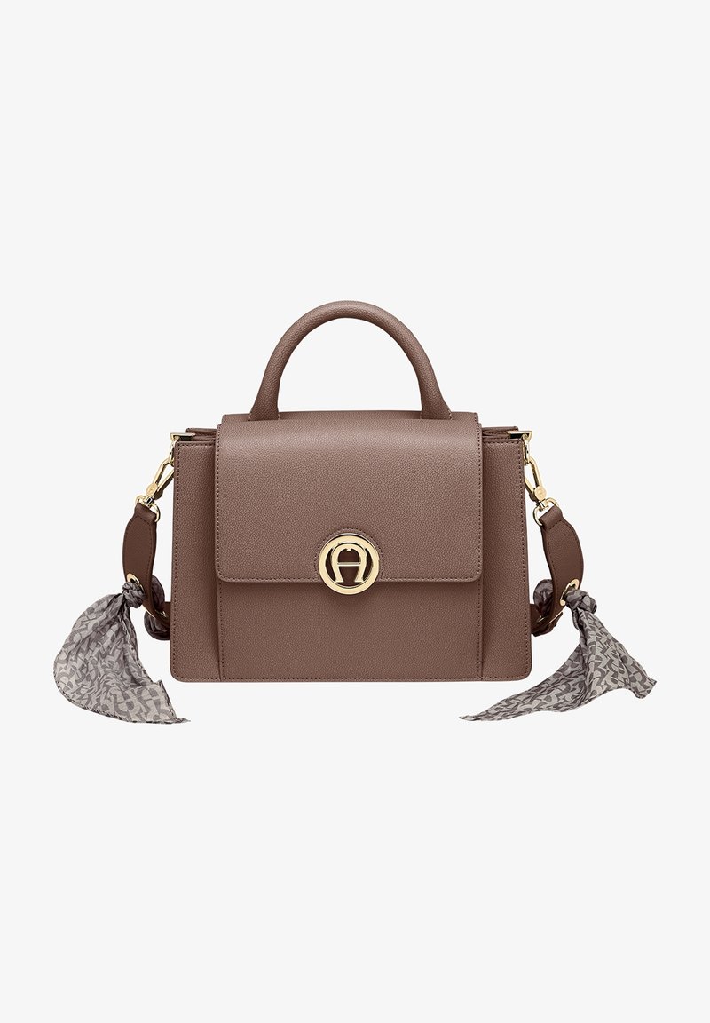 Sac à main en cuir marron avec poignée supérieure, fermeture circulaire en or, bandoulière amovible, et foulard à motifs attaché à chaque extrémité de la bandoulière.