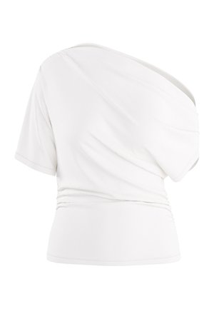 Haut asymétrique blanc à manches courtes avec une épaule dénudée et un détail de tissu froncé autour de la taille.