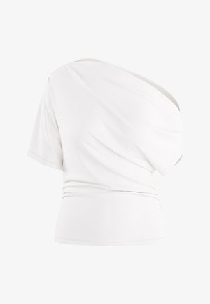 Haut asymétrique blanc à manches courtes avec une épaule dénudée et un détail de tissu froncé autour de la taille.