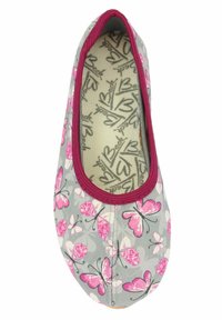 Grijze stof balletschoenen met roze vlinderpatronen, bordeauxrode rand en een gestructureerde binnenzool met een logo. Ronde tekening.