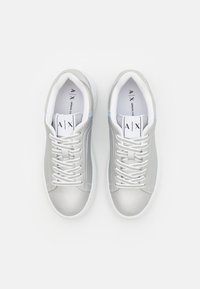 Armani Exchange LACE UP  - Športni copati - silver/dry gin
