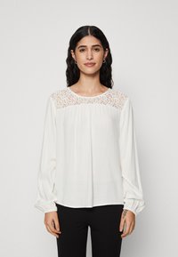 Vero Moda Petite - VMLILOU O NECK DETAIL - Blusa - cloud dancer Imagen en miniatura 1