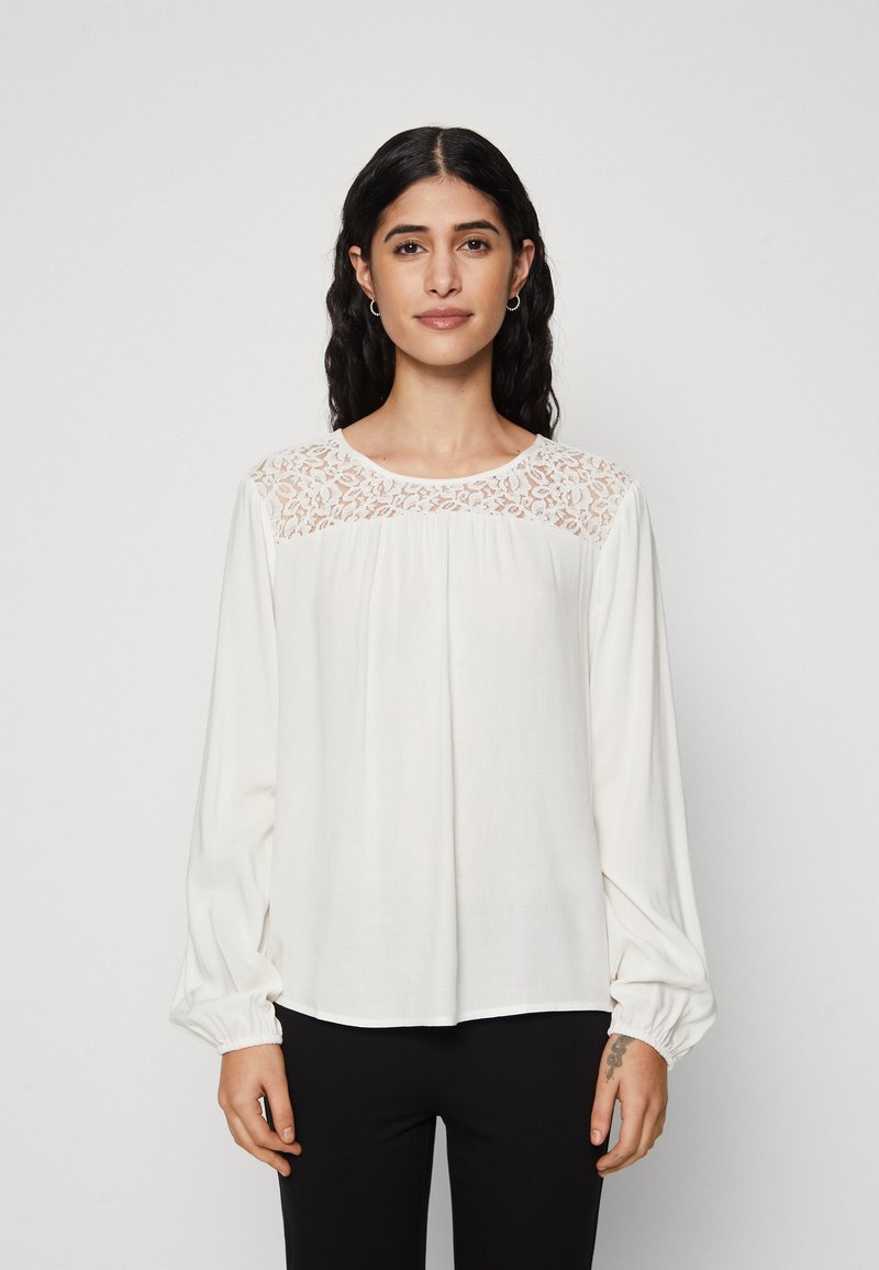 Vero Moda Petite - VMLILOU O NECK DETAIL - Blusa - cloud dancer, Ampliar