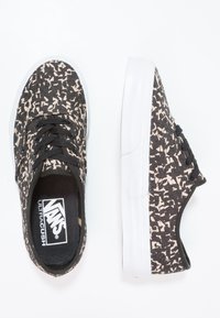 Černé a béžové vzorované tenisky Vans s texturovaným svrškem, černými tkaničkami a bílými gumovými podešvemi. Obsahuje ultracush stélku pro pohodlí.