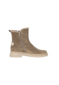 Brune ruskind ankelstøvler med en sidelukning, blød beige pelsforing og en tekstureret lys beige sål. Flad hæl med subtil brandingdetalje.