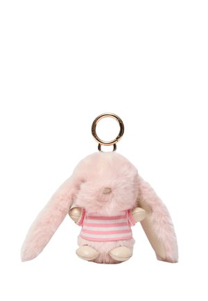 Portachiavi a coniglio rosa soffice con orecchie lunghe e piccoli piedi beige, indossa una maglietta rosa e bianca a righe, attaccato a un anello metallico dorato.