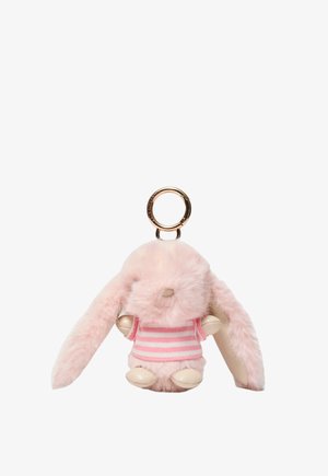 Roze pluizige konijnen-sleutelhanger met lange oren en kleine beige pootjes, gekleed in een roze-wit gestreept shirt, bevestigd aan een gouden metalen ring.