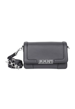 Schwarze Leder-Umhängetasche mit Klappenverschluss, silberner Hardware und einem abnehmbaren Riemen mit dem markanten Schriftzug "JOOP!" in fetten Buchstaben.