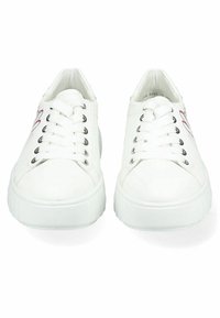 Zapatillas blancas con parte superior de cuero suave, puntera redonda y suela de goma plana. Presenta cordones blancos y un sutil bordado decorativo en rojo.