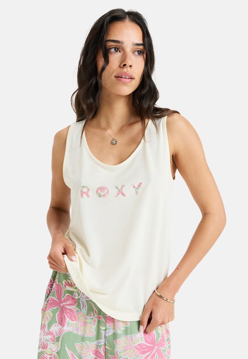 Mouwloos crèmekleurig tanktop met bloemendessin van "ROXY", met een ronde halslijn en een zachte stofstructuur, gecombineerd met roze-groene geprinte broeken.