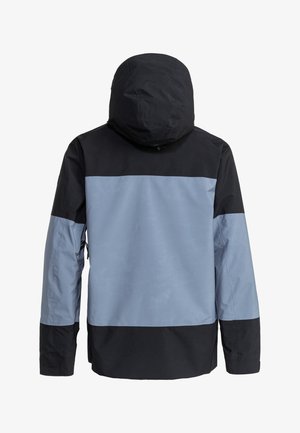 Vandafvisende jakke med sort overdel og lyseblå midtersektion. Hætte-design med glat tekstur og skjulte lynlåse.
