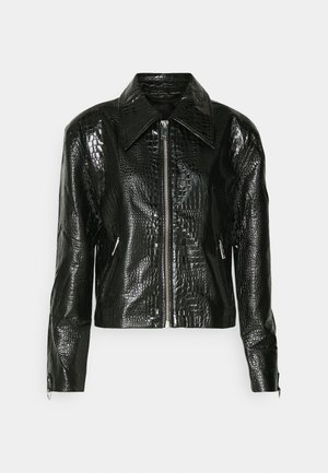 Czarna skórzana kurtka typu cropped z połyskującym wykończeniem, z teksturowanym wzorem przypominającym skórę gada, z wywiniętym kołnierzem i srebrnymi zamkami.