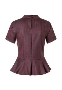 Burgunderfarbige Bluse mit kurzen Ärmeln, vertikalen Streifen, Peplum-Saum und einem rückwärtigen Schlüssellochdetail, das mit zwei Knöpfen gesichert ist. Texturierte Stoffoberfläche.