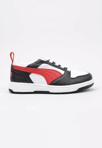 Sneaker basse nere, bianche e rosse realizzate in pelle sintetica, con punta perforata, chiusura con lacci e un'etichetta rossa sul tallone.