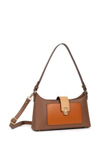 Borsa a tracolla in pelle marrone con dettagli in tan, chiusura a pattina e tracolla removibile. Caratterizzata da una superficie texturizzata e una tasca frontale rettangolare.