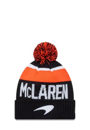 Czarna i pomarańczowa dziana czapka z białym paskiem i napisem "McLAREN". Ma puszysty pompon na szczycie oraz akcent z logo marki.