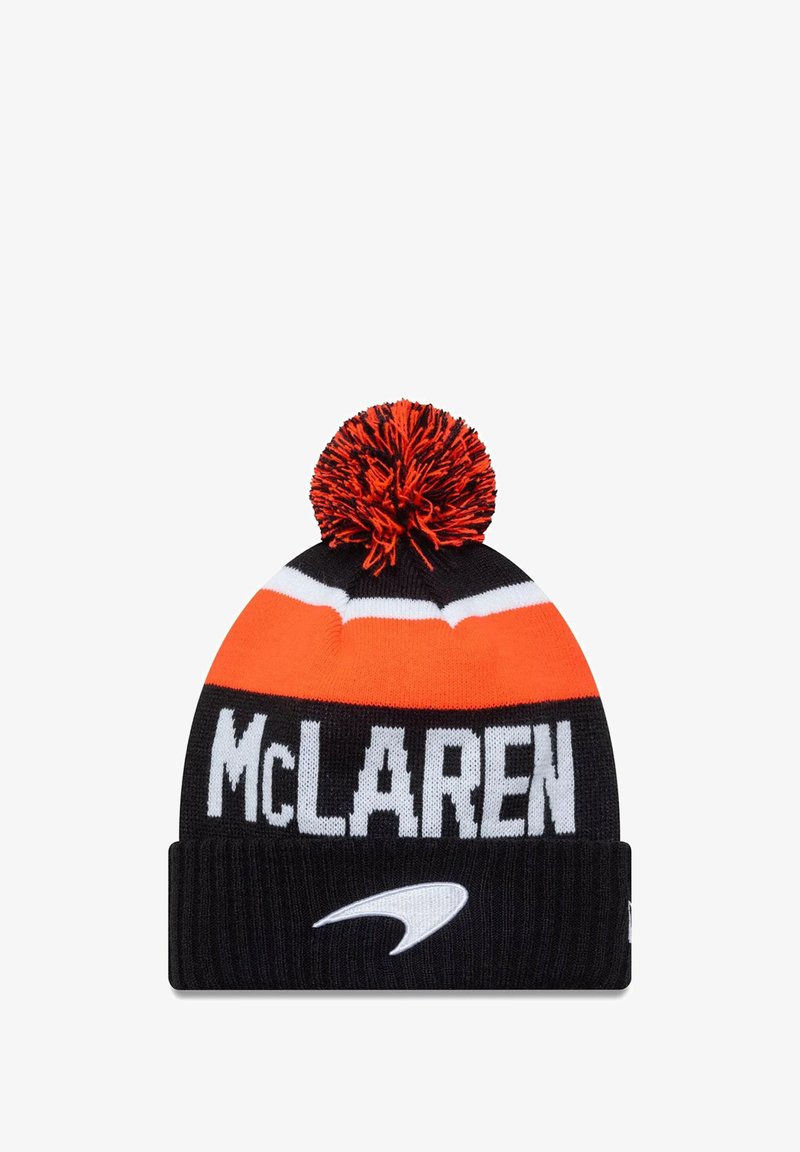 Czarna i pomarańczowa dziana czapka z białym paskiem i napisem "McLAREN". Ma puszysty pompon na szczycie oraz akcent z logo marki.