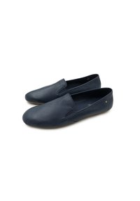 Chaussures en cuir bleu marine à enfiler avec une texture lisse et un bout arrondi. Présente des détails de couture et un design minimaliste. Semelle plate en caoutchouc.