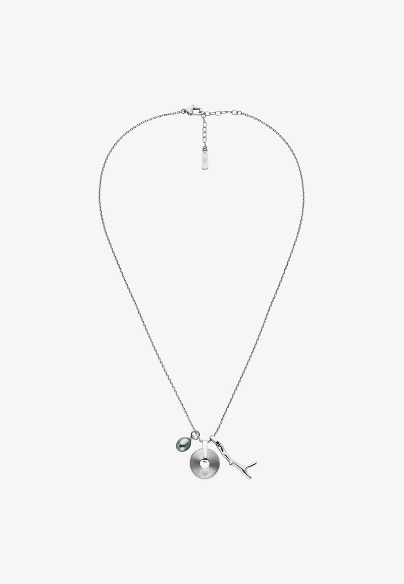 Collier en chaîne argentée avec trois pendentifs : une perle grise, un disque rond avec logo gravé, et un charme en forme de branche.
