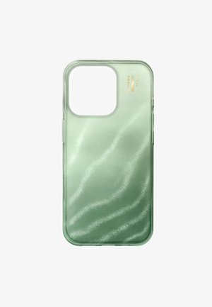 Custodia per smartphone verde traslucida con un ampio ritaglio per la fotocamera e logo dorato "Ideal of Sweden" vicino all'angolo in alto a destra.