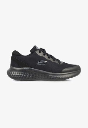 Zapatilla deportiva negra con parte superior de malla, diseño con cordones, suela texturizada, entresuela acolchada y acentos lisos en el talón y los lados.